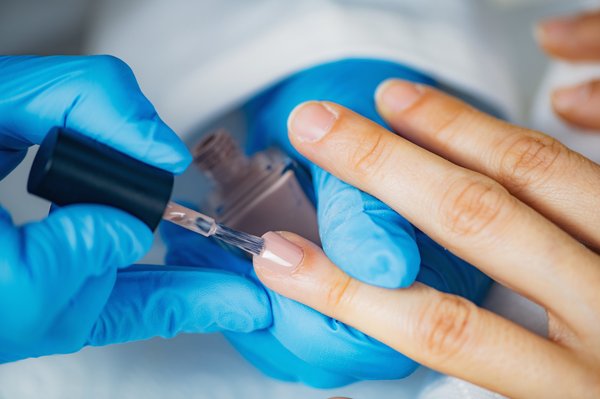 Le meilleur semi-permanent : top kits pour une manucure réussie